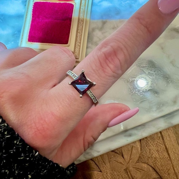 See Video! New Garnet Princess Cut Solitaire Ring with Diamond sides size 7.75 - Picture 8 of 16